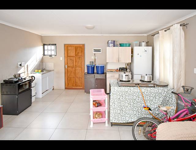 3 BEDROOM HOUSE FOR SALE IN COSMO CITY